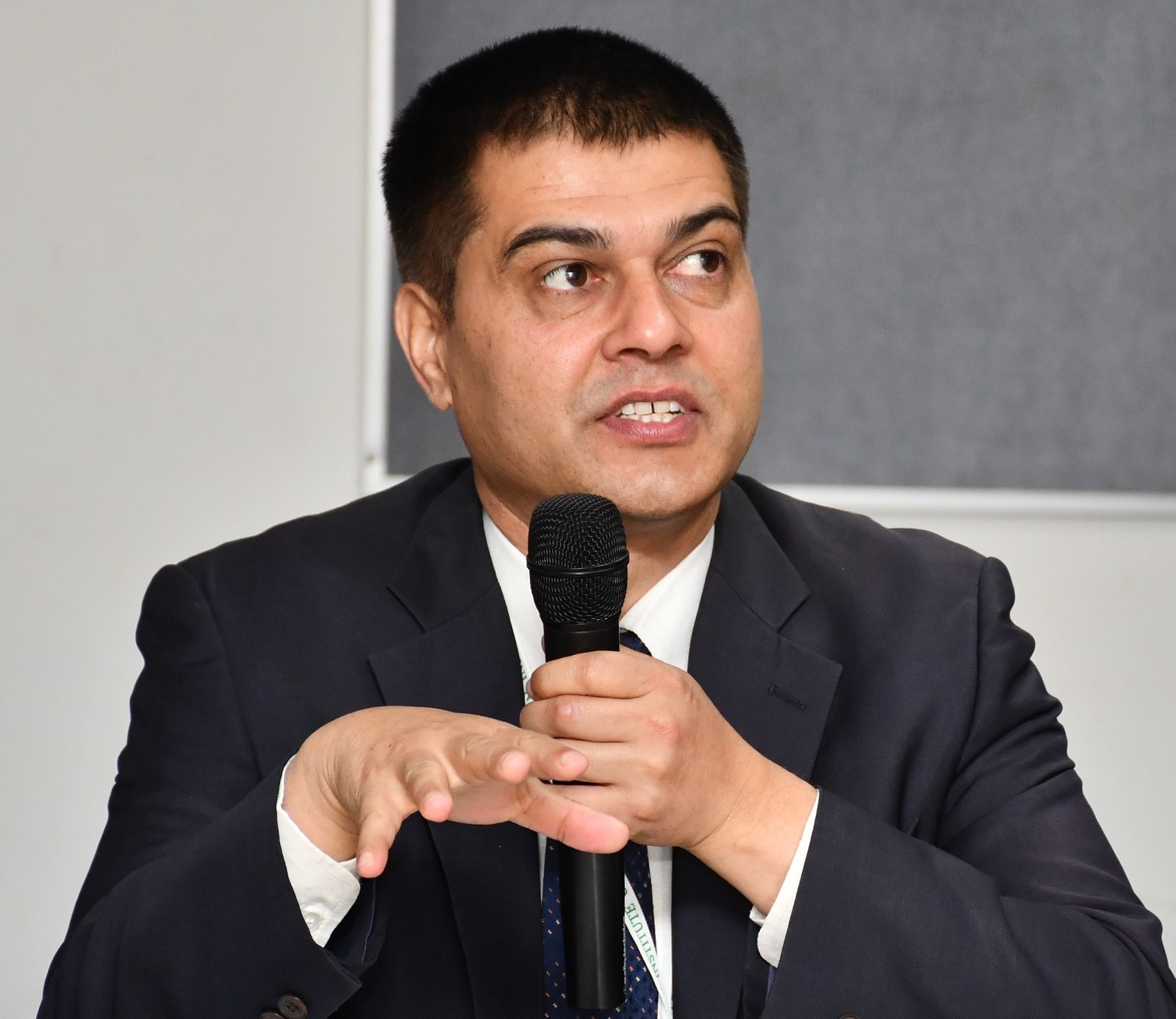 गृहमा ल्याइएका सचिव पाण्डेलाई अख्तियारद्वारा छानविन