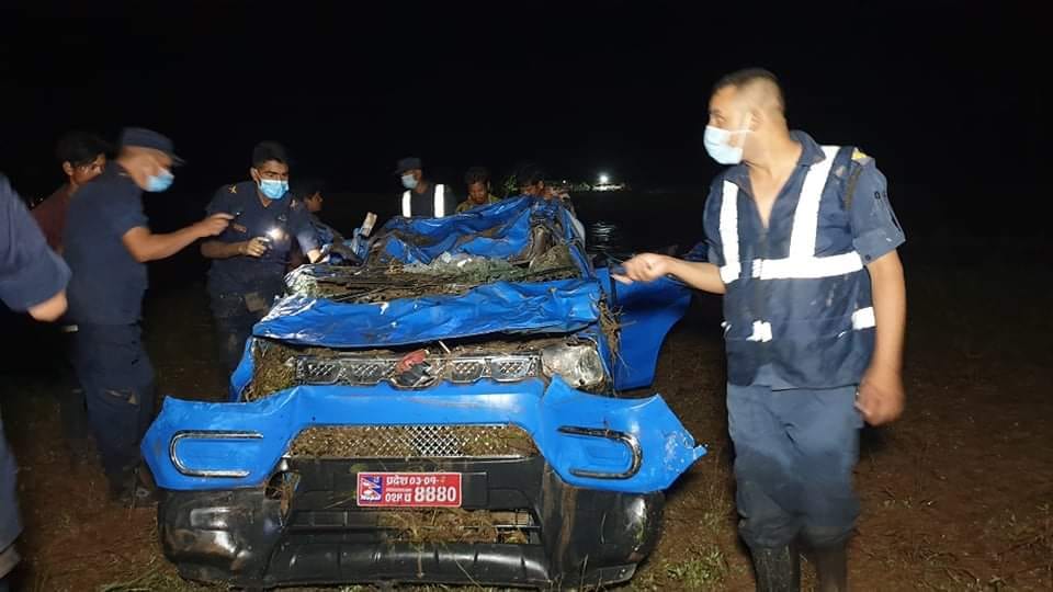 दाङमा सिस्‍ने खोलाले जिप बगाउँदा चार जनाकाे मृत्यु