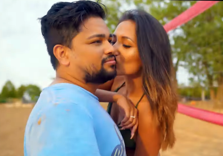 अमेरिकामा रिसाएकी प्रेमिकालाई फकाउदै गरेको भेटिए प्रेमी