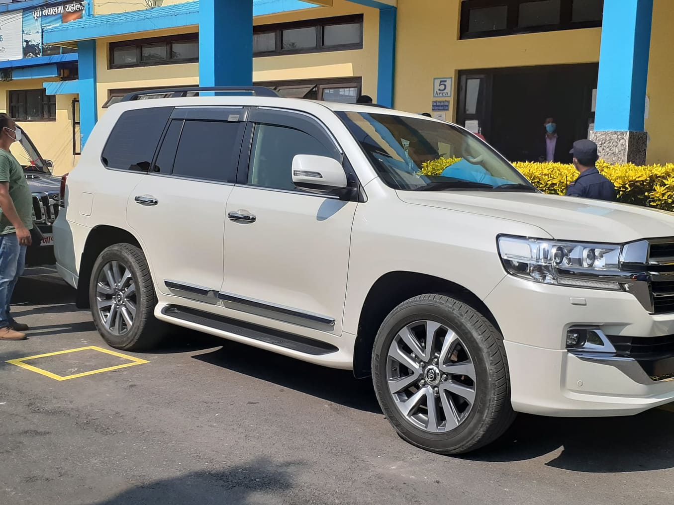 दुर्गा प्रसाईको ८ करोडको ‘वन पिस’गाडीमा केपी ओली सररर…