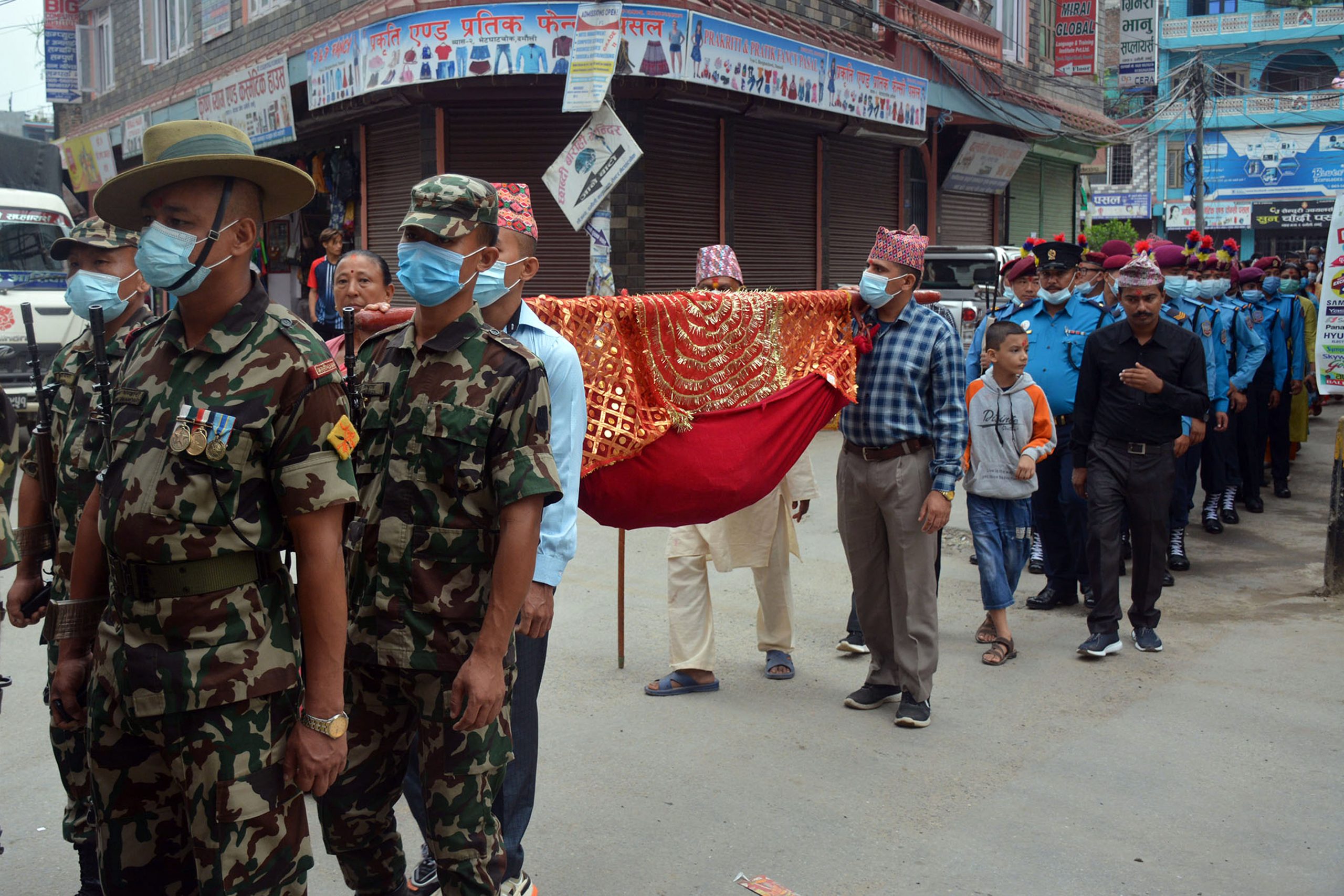 गोरखाबाट आएको फुलपाती अपरान्ह ४ बजे भित्रियो