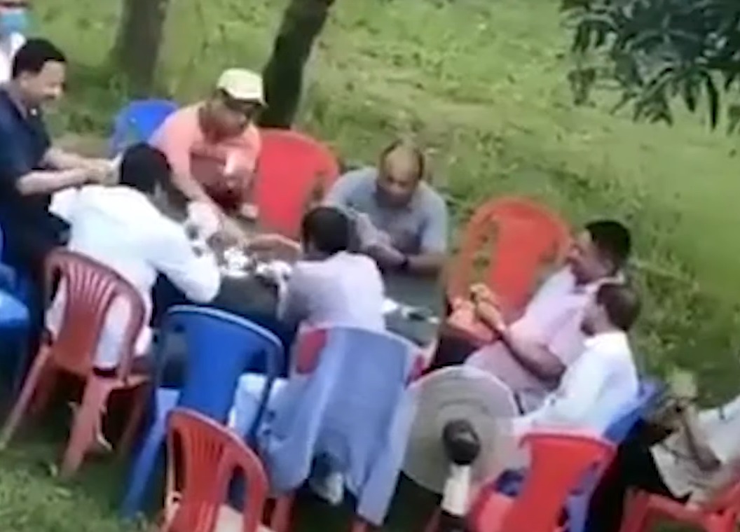 सर्लाहीका सीडीओ र एसपी तासमा मग्न भिडियो सार्वजनिक भएपछि….