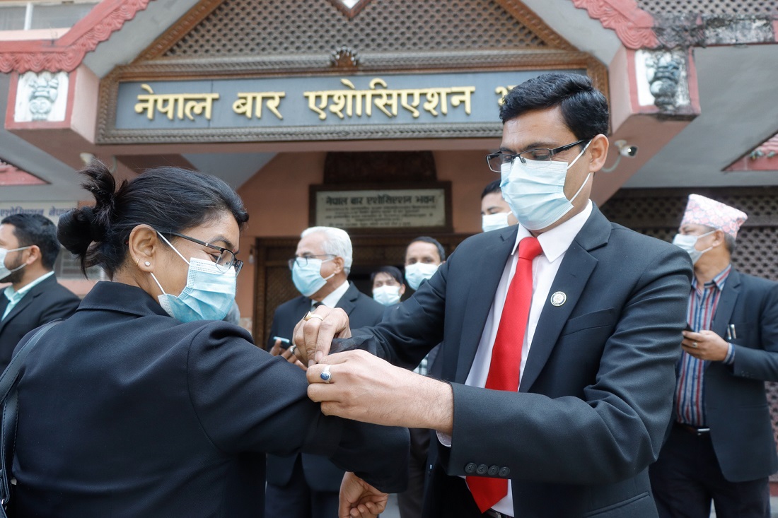 सर्वोच्चमा वकिलले कालोपट्टी बाँधेर गरे प्रदर्शन