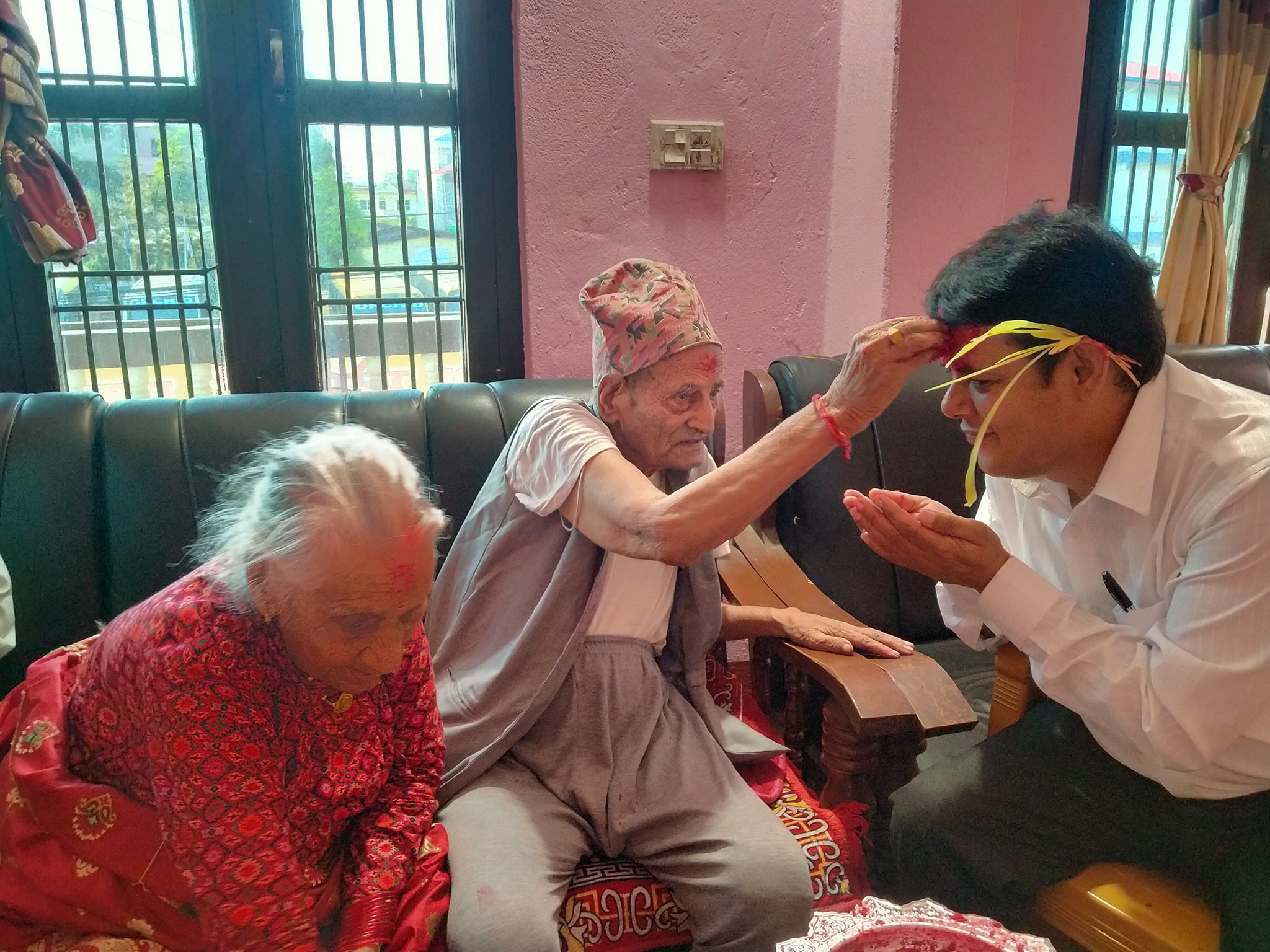 १०५ वर्षीय बृद्ध दम्पतीले लगाइदिए दसैंको टिका