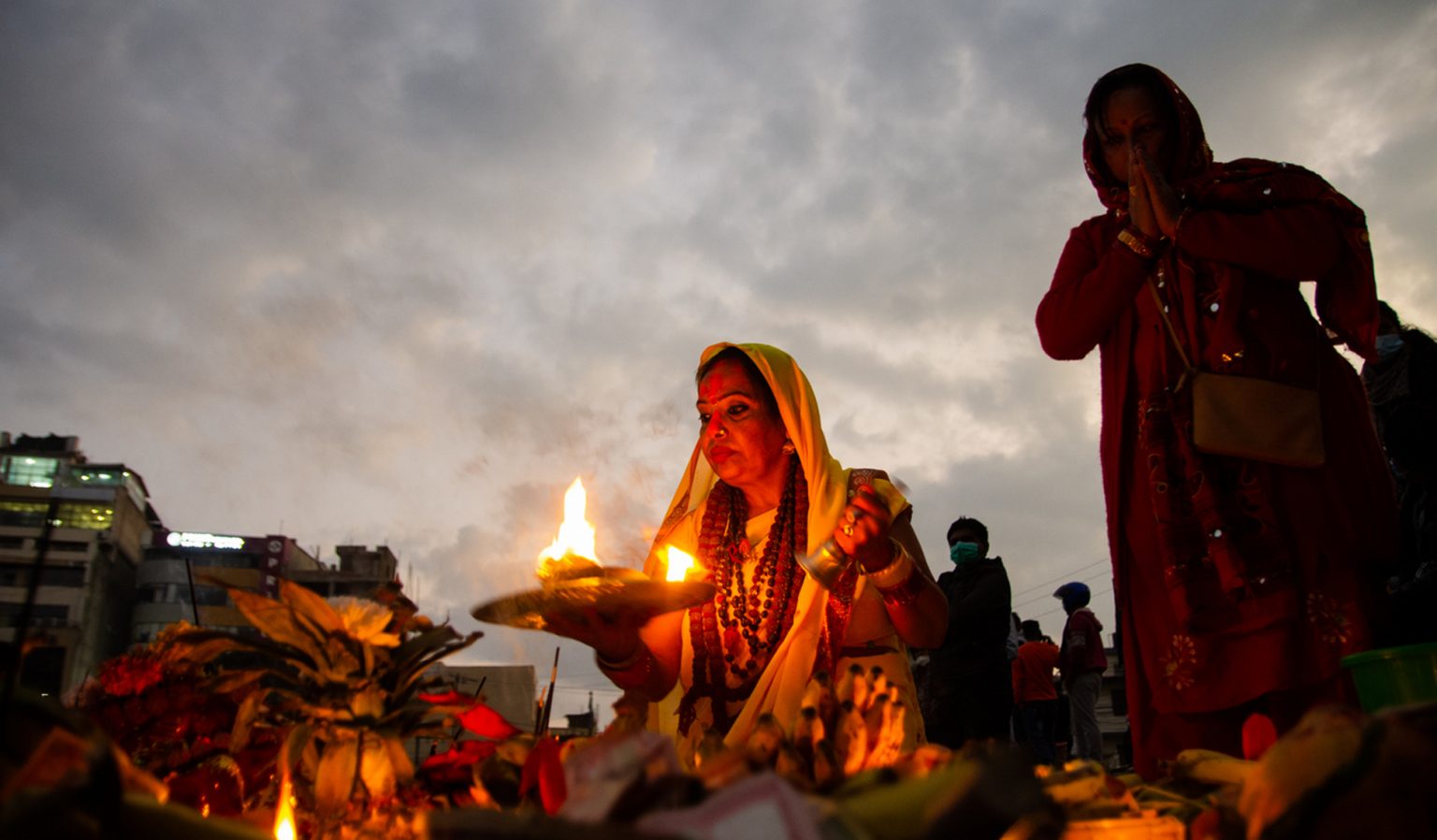 सूर्यदेवको पूजा आराधना गरी आज छठ पर्व मनाइँदै