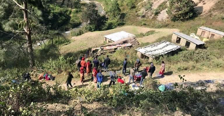 सल्यान बस दुर्घटना : मृतक १२ मध्ये आठ जनाको पहिचान