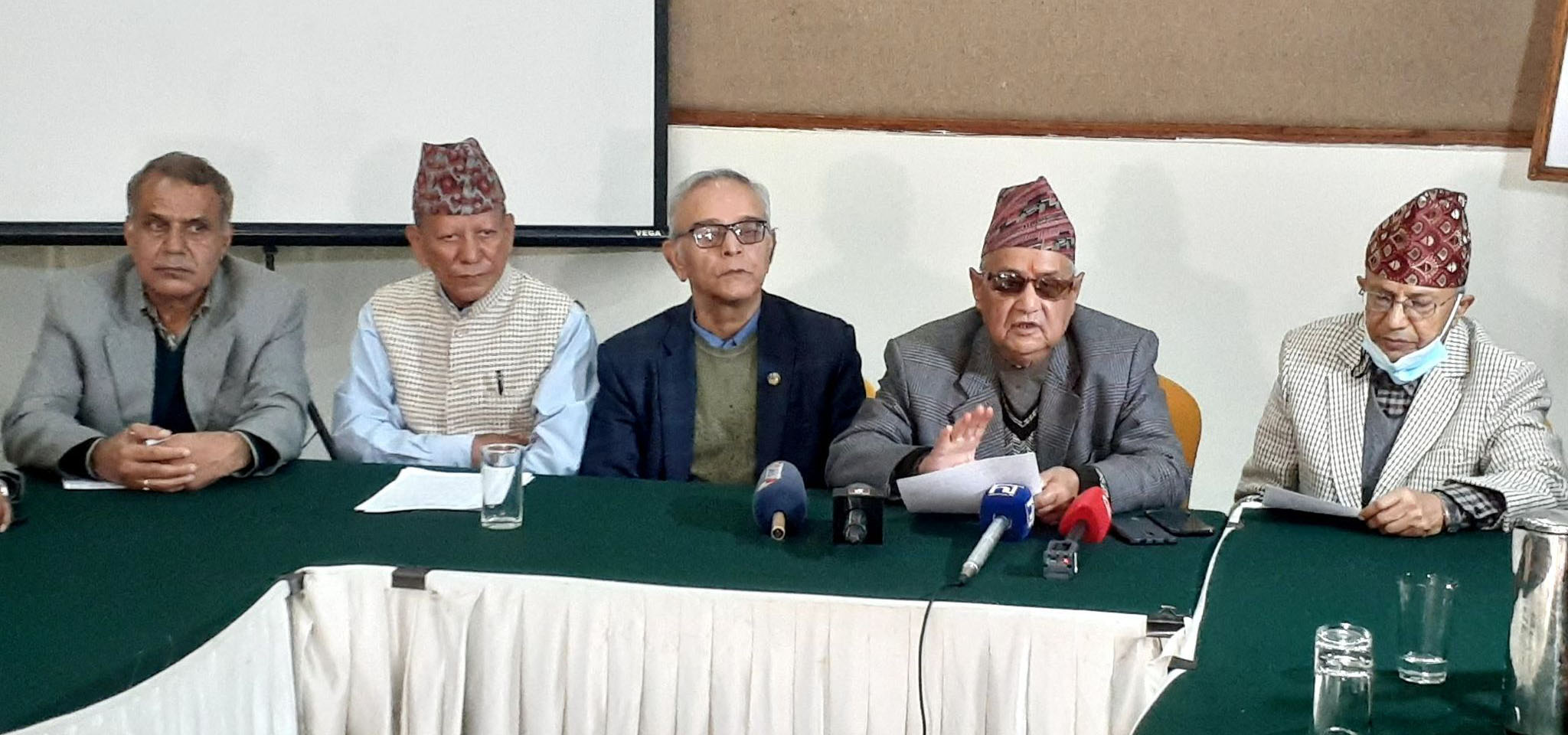 पूर्वन्यायाधीशहरुले भनेः प्रधानन्यायाधीशलाई महाअभियोग लगाऊ