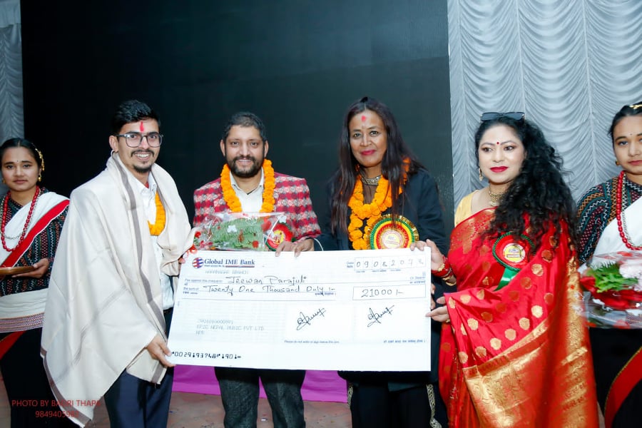 मह जोडीलाई १ लाख सहित लाईफटाईम एचिभमेन्ट अवार्ड