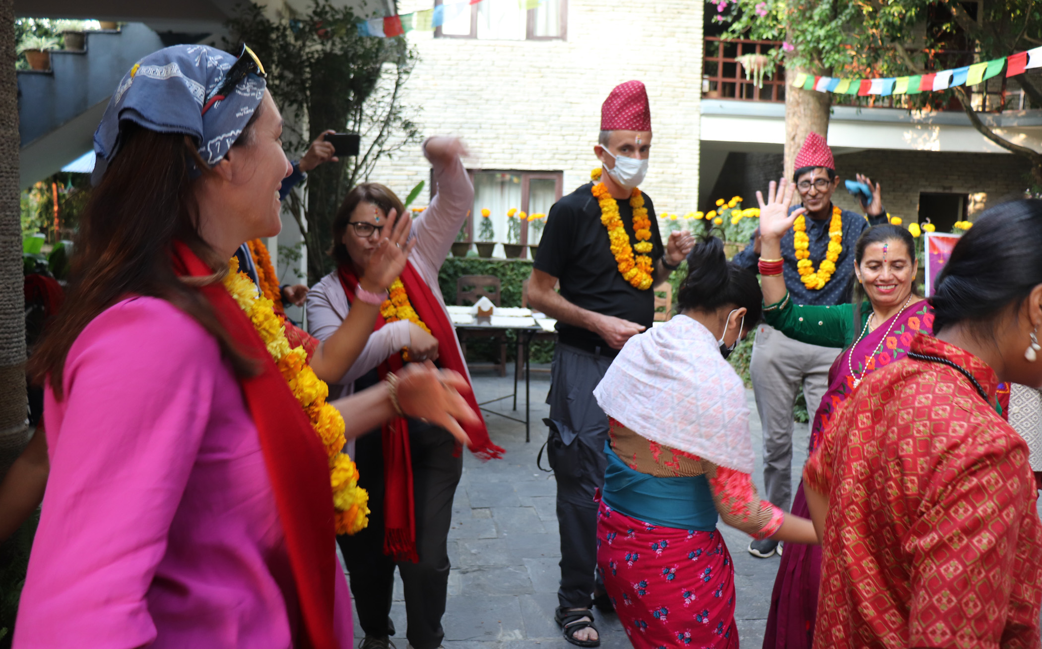 पर्यटकको निधारमा सप्तरंगी टीका