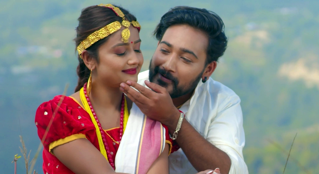 रोमाण्टिक मुडमा देखिए लोमुस र उषा