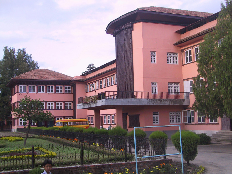 माधव नेपालसहित १४ निवर्तमान सांसदको मुद्दा ‘हेर्न नभ्याइने’ मा