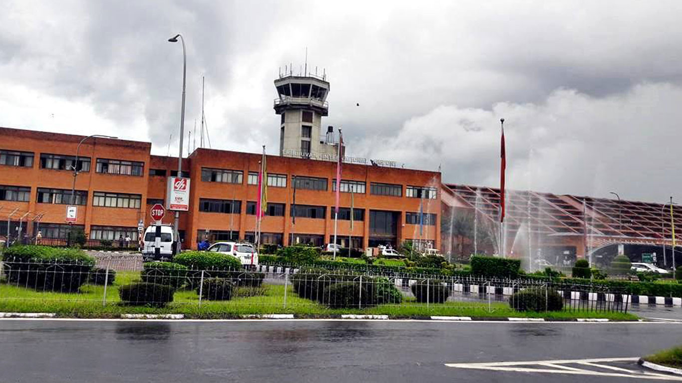 दुबईबाट कट्टुभित्र सुन राखेर आएका दुई जना विमानस्थलमा पक्राउ, दुई किलो सुन बरामद