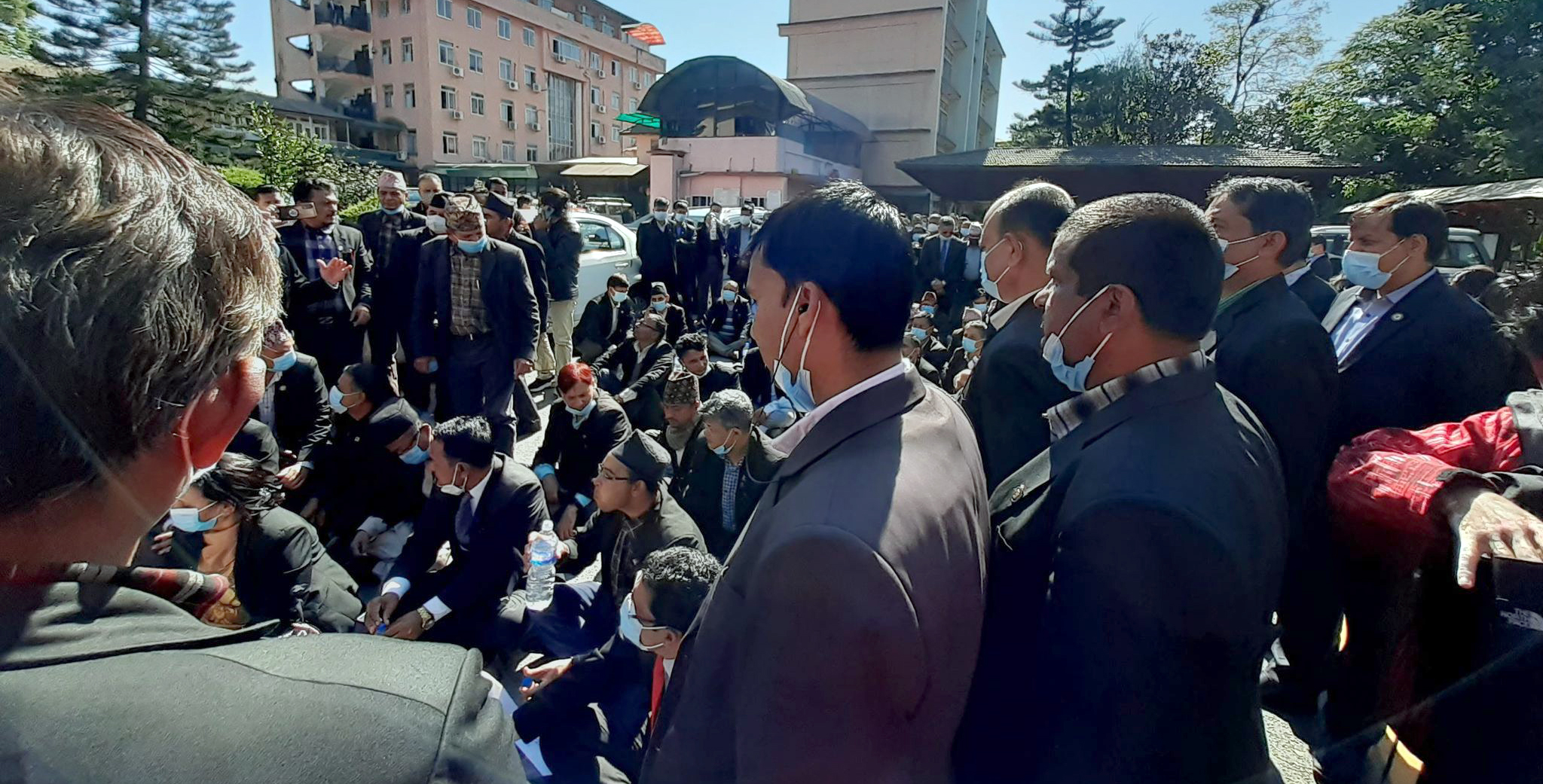 प्रधानन्यायाधीशलाई विचौलियाको नाइके घोषणा गर्दै अदालत छिर्न नदिने बारको घोषणा