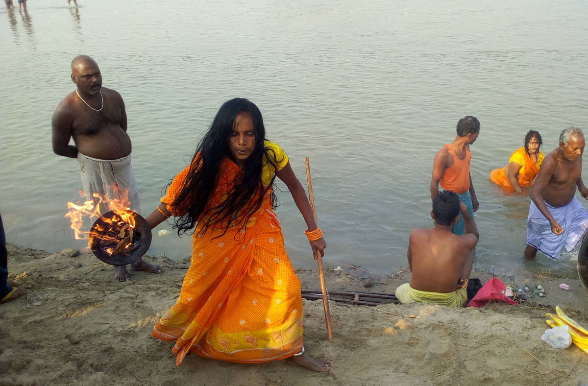 कमला नदीमा भूतमेला : धामीझाँक्रीको घुइँचो