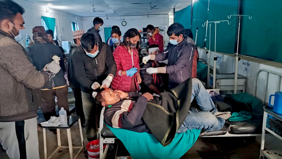 रात्री बस दूर्घटनामा पाँच जनाको मृत्यु, २७ जना घाइते