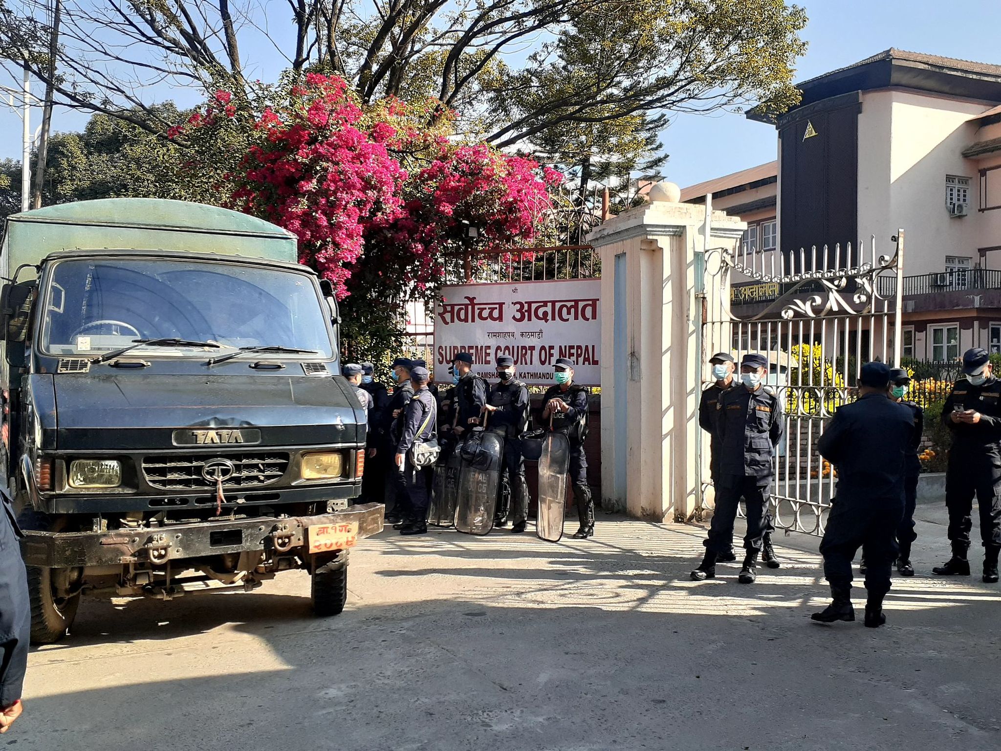 बारले प्रधानन्यायाधीशलाई सर्वाेच्चको गेटमै रोक्ने घोषणा गरेपछि सुरक्षा व्यवस्था कडा