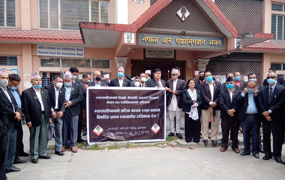 वकिलका दुई रुप : बारमा भेटिँदा मुद्दा किन हेरेको, पार्टीमा भेटिँदा मुद्दा किन नहेरेको ?