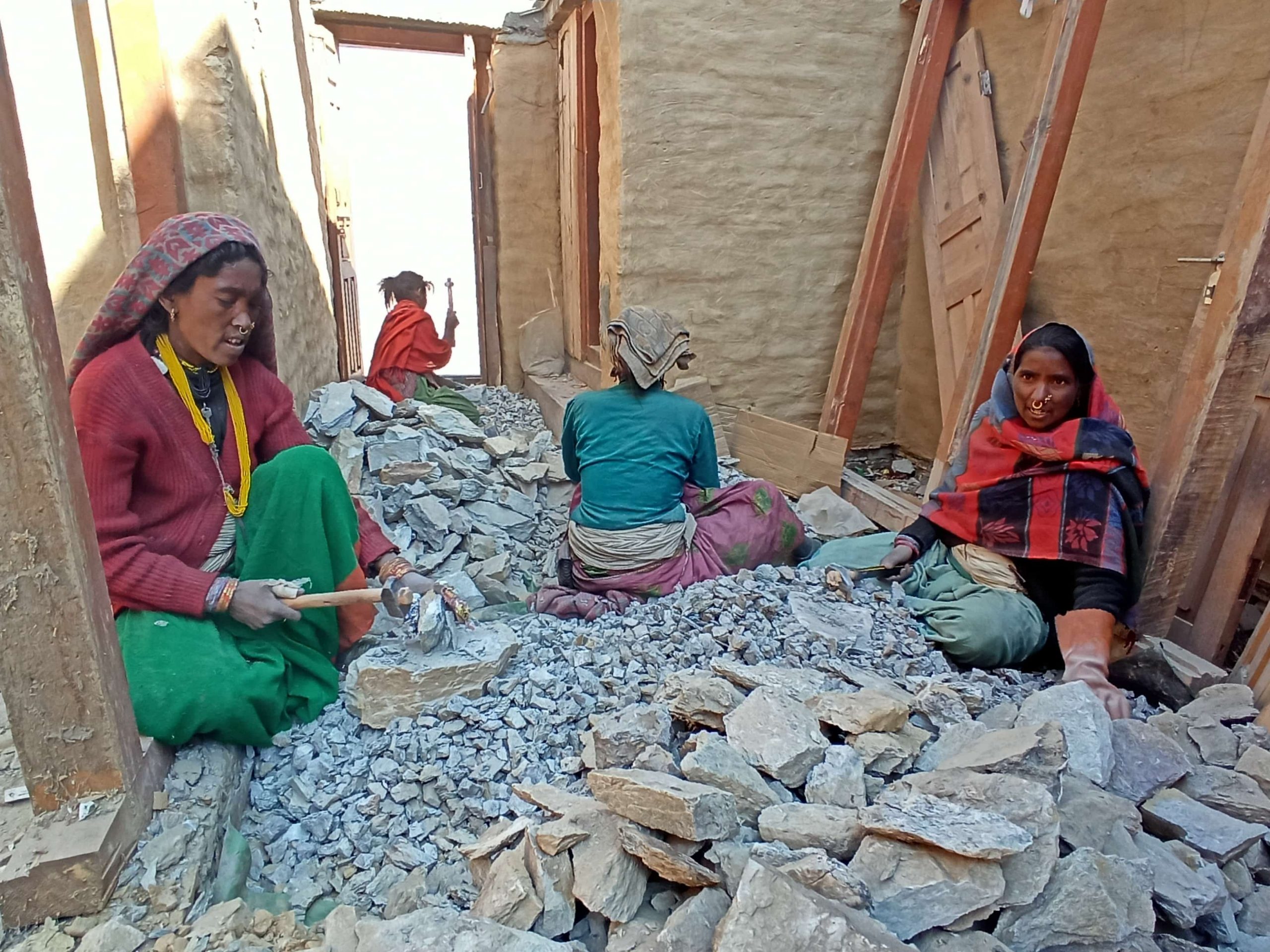 मुगु भाेककाे आगाेले गिट्टी कुट्न बाध्य मुगुका महिला