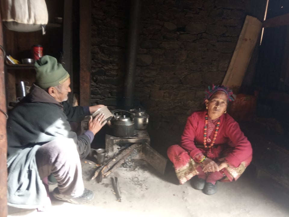 भण्डारी दम्पती जाे दैनिक पाँच सय कप चिया बेच्छन्