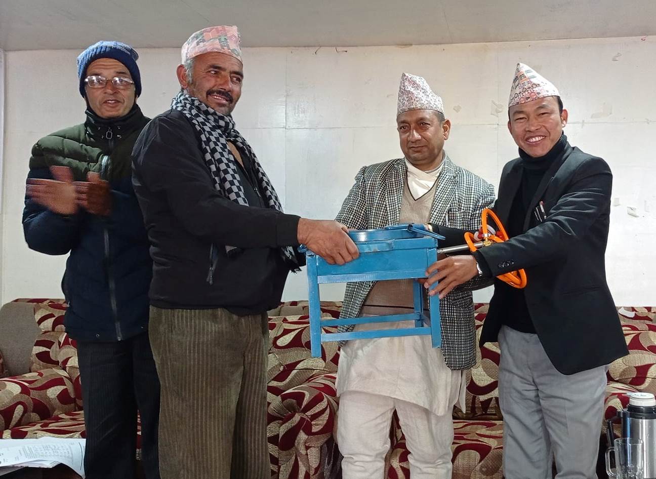 तेह्रथुमका ४२ विद्यालयलाई चुलो र ग्यास