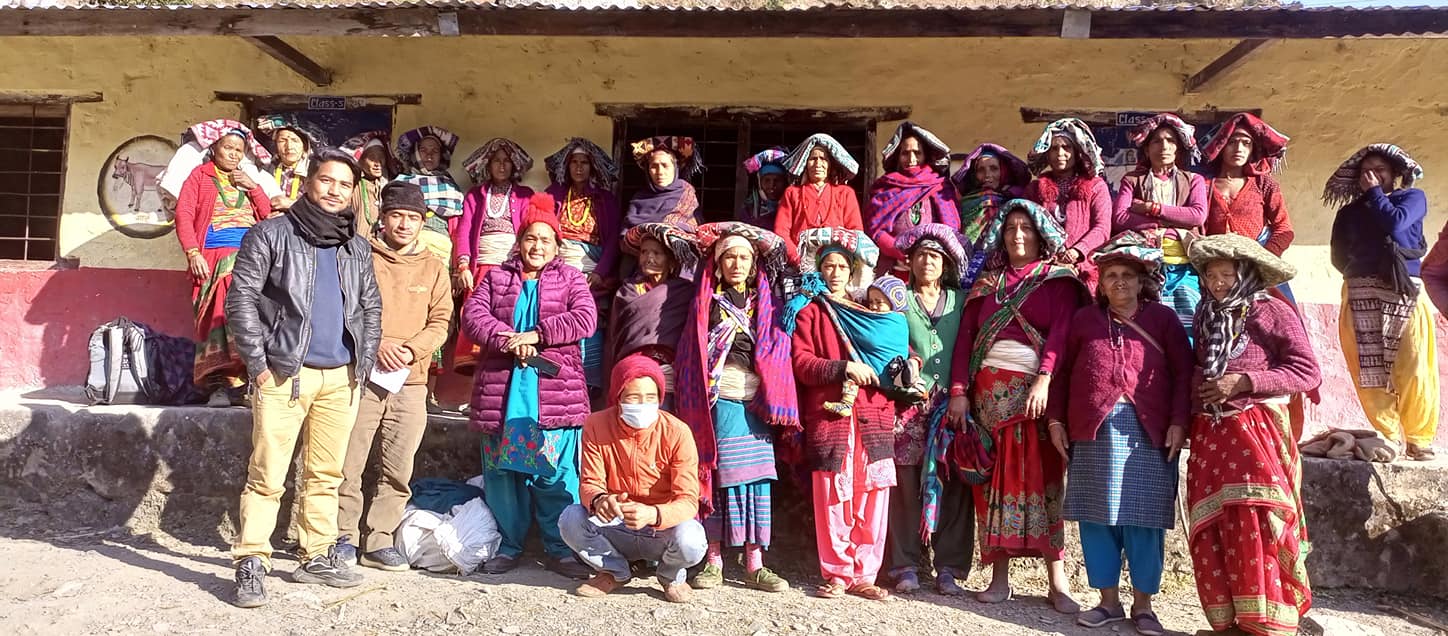 न्यानो कपडा लिएर गाउँपालिका उपाध्यक्ष गाउँगाउँमा