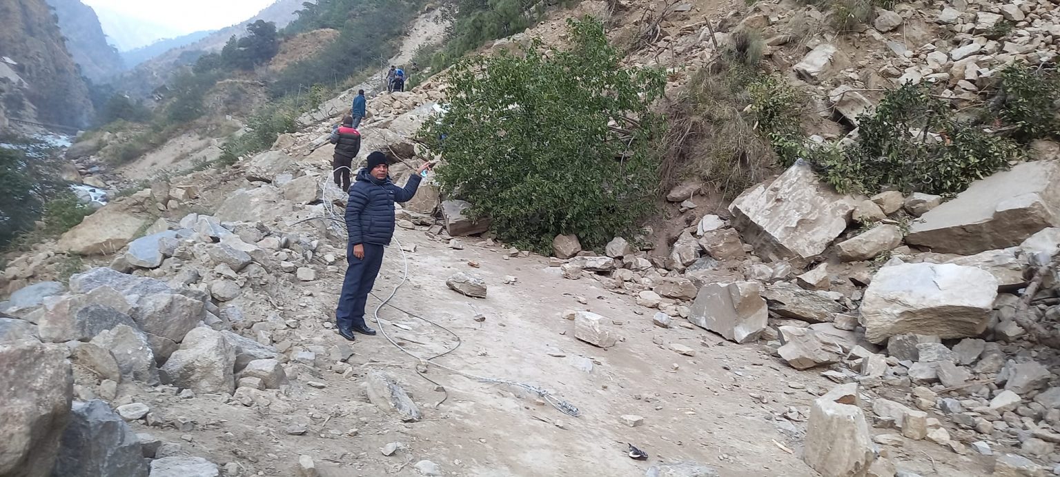 रसुवाको स्याफ्रुबेसी-रसुवागढी सडक अवरुद्ध