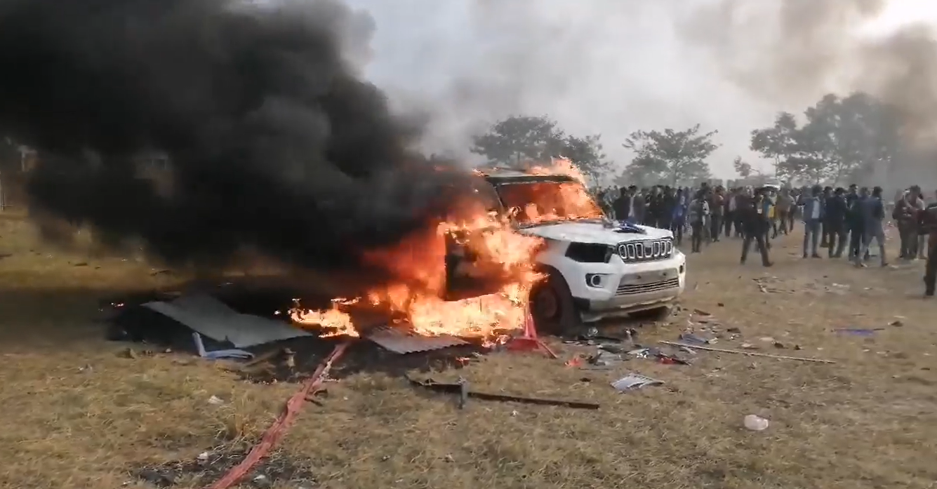 दर्शकले महोत्सवको स्टेज भत्काए, गाडीमा आगजनीपछि प्रहरीद्वारा अश्रु ग्याँस प्रहार