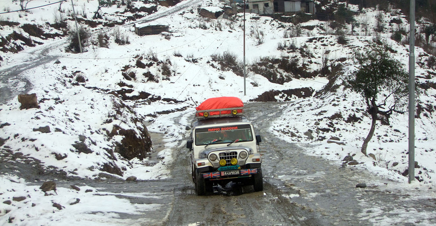 हिउँमा खेल्दै पाथीभराको दर्शन, तीर्थयात्रीको आवतजावत बढ्यो