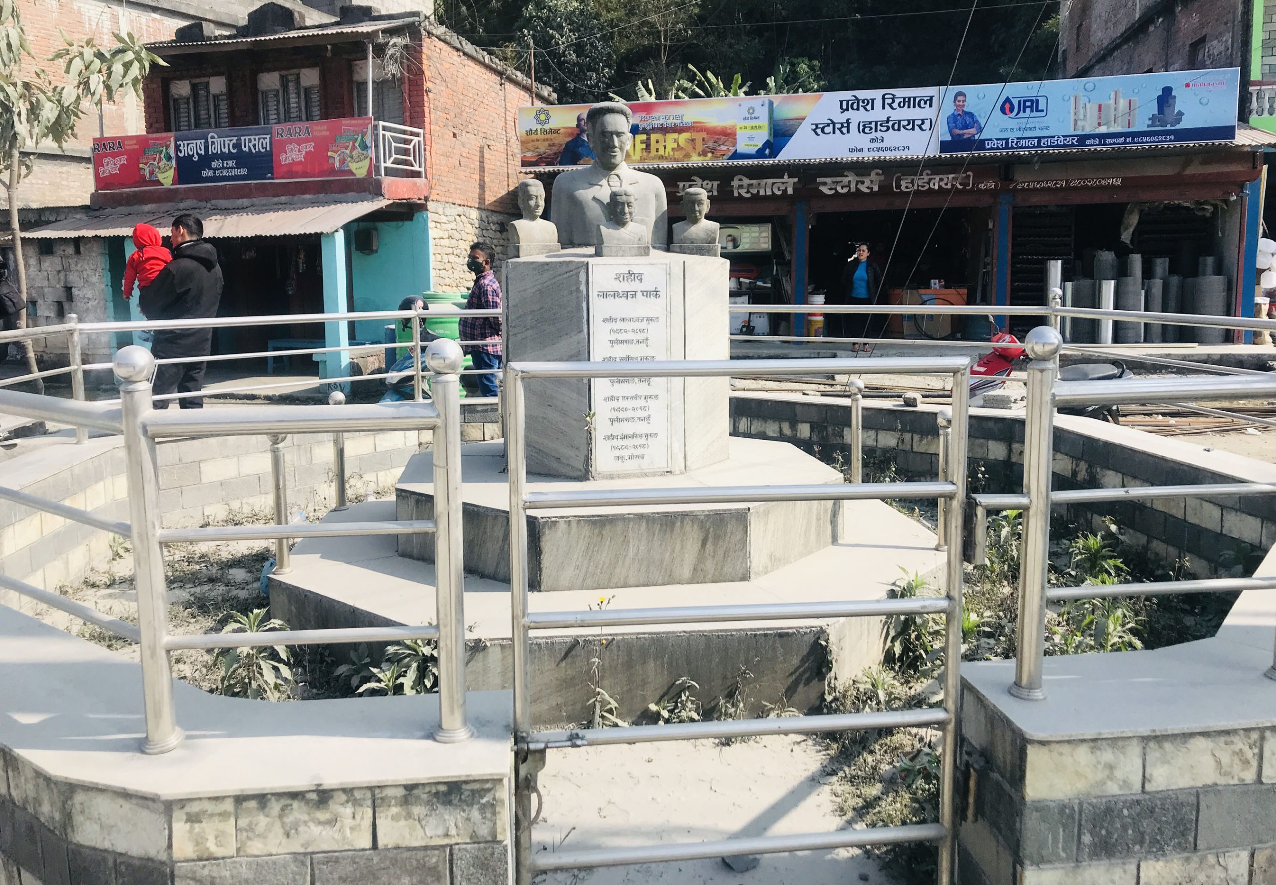 फूलको थुंगासमेत नपाएका सहिदका सालिक