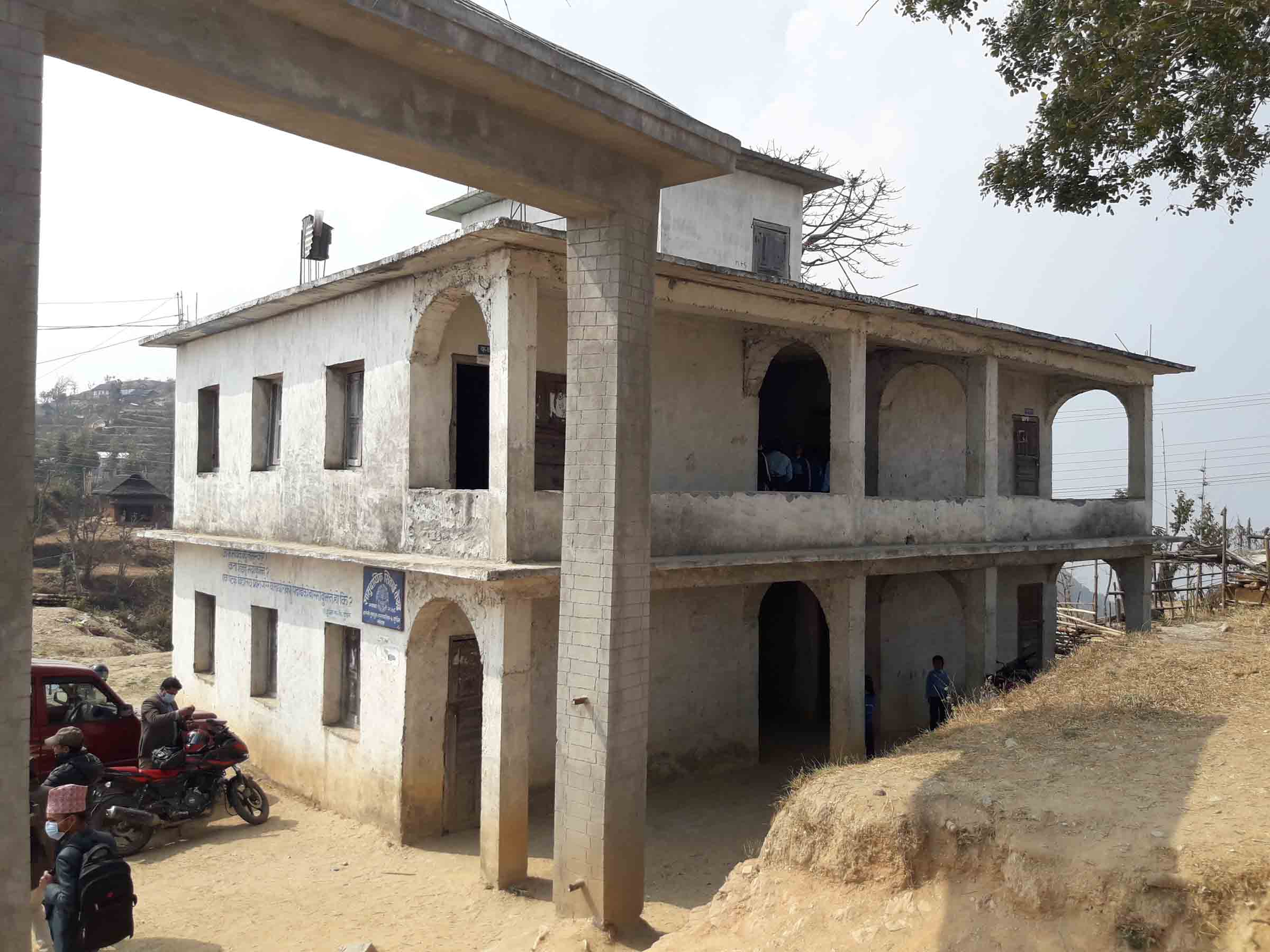 खाेटाङका दर्जनौं विद्यालयको भवन निर्माणको काम वर्षौंदेखि किन अलपत्र ?