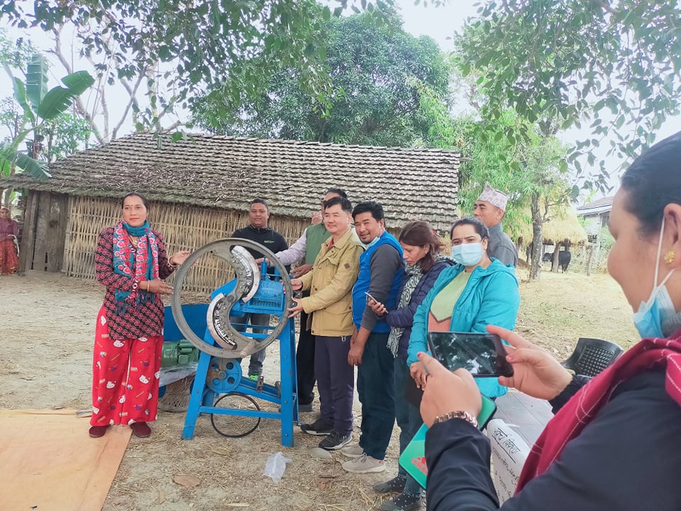 किसानलाई च्यापकटर वितरण