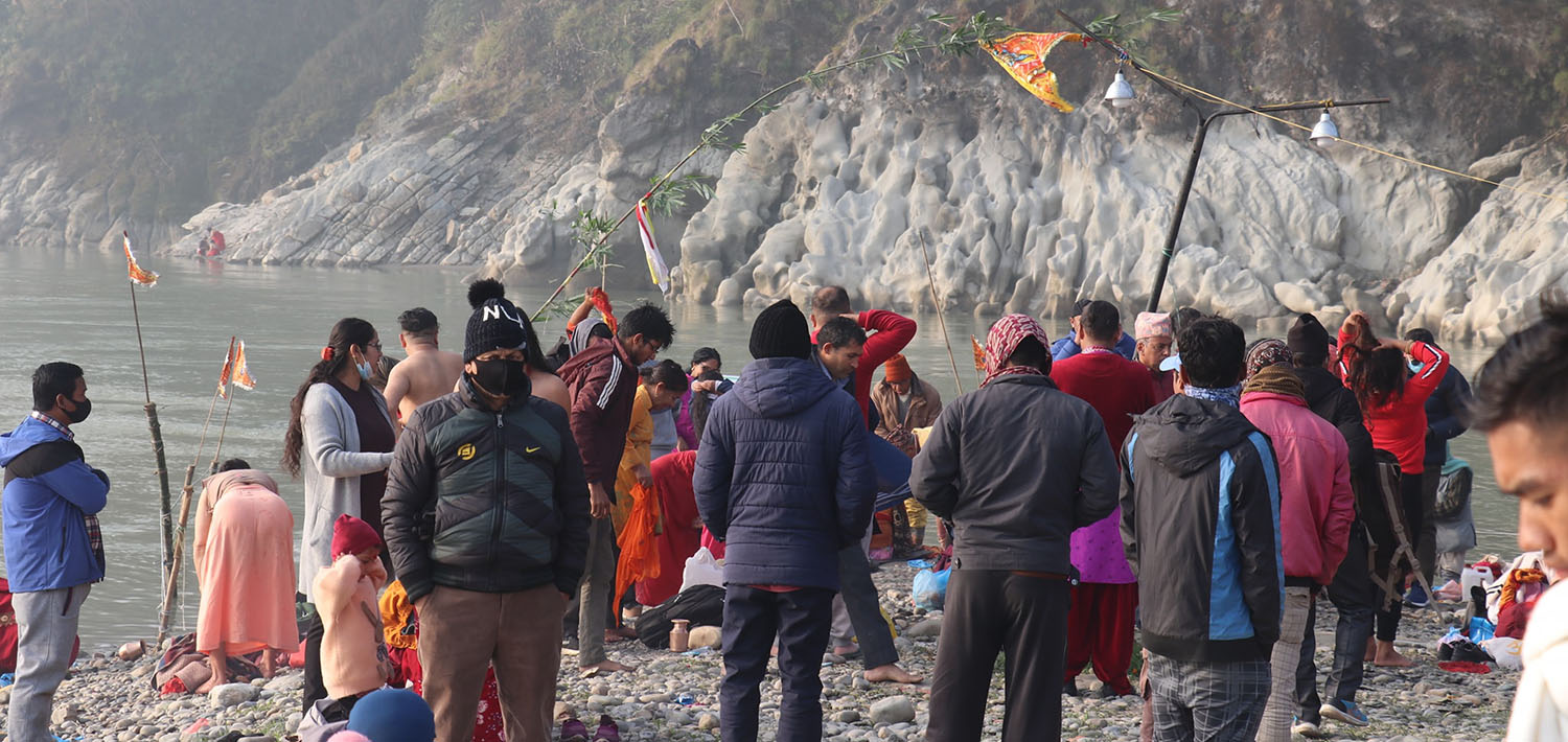निषेधाज्ञाका बीच देवघाटमा मकर स्नान गर्नेको घुइँचो