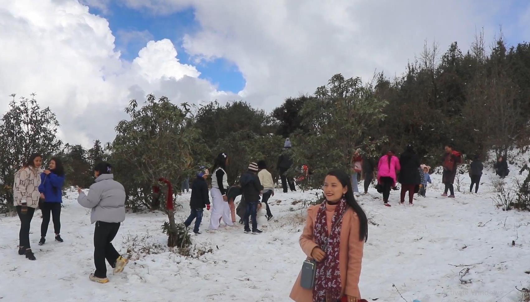 हिमपात : जनजीवन कष्टकर, पर्यटकलाई रमाइलो