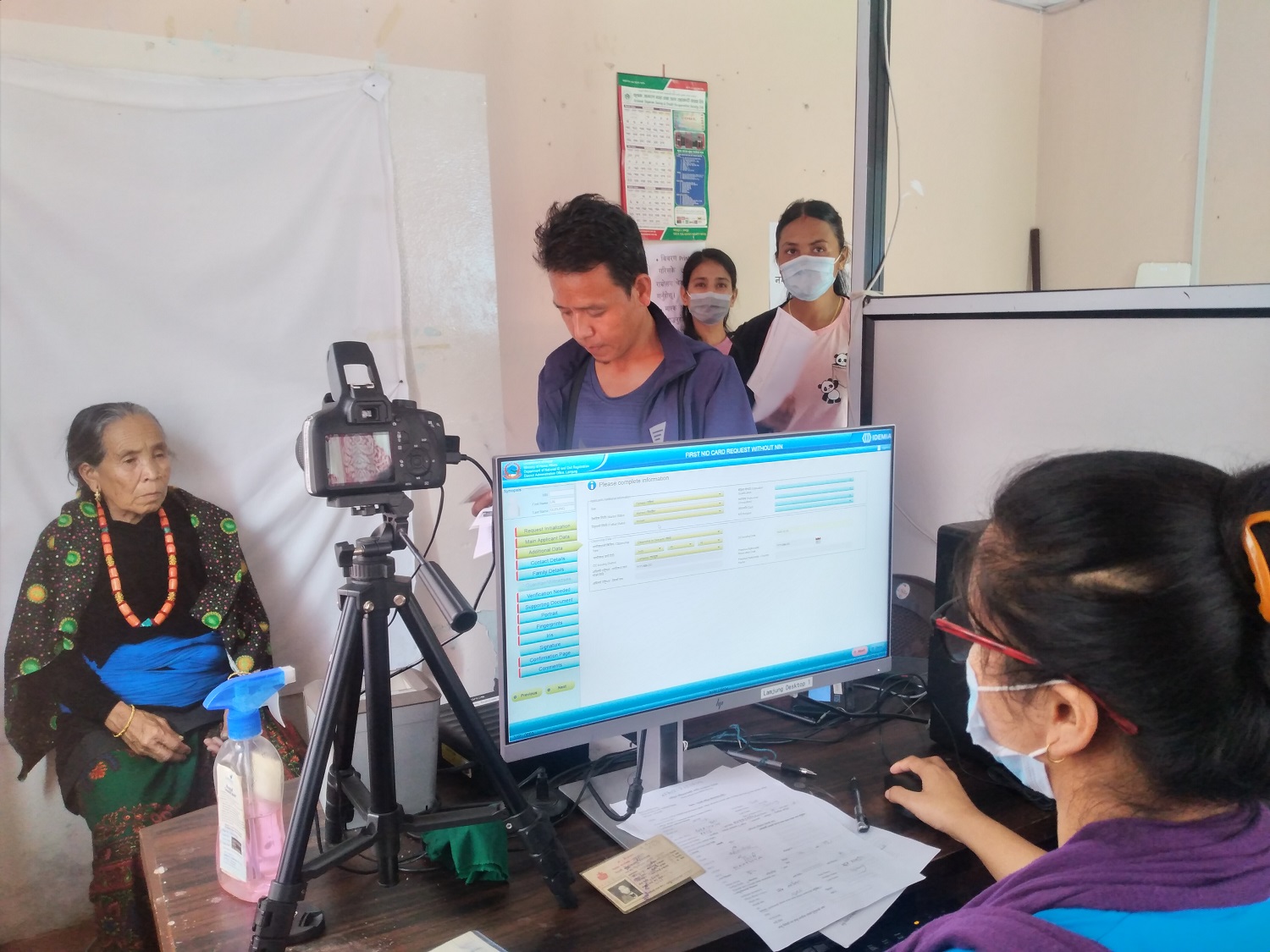 कोरोना महामारीमा राष्ट्रिय परिचयपत्र बनाउन प्रशासनमा सेवाग्राहीको भीड