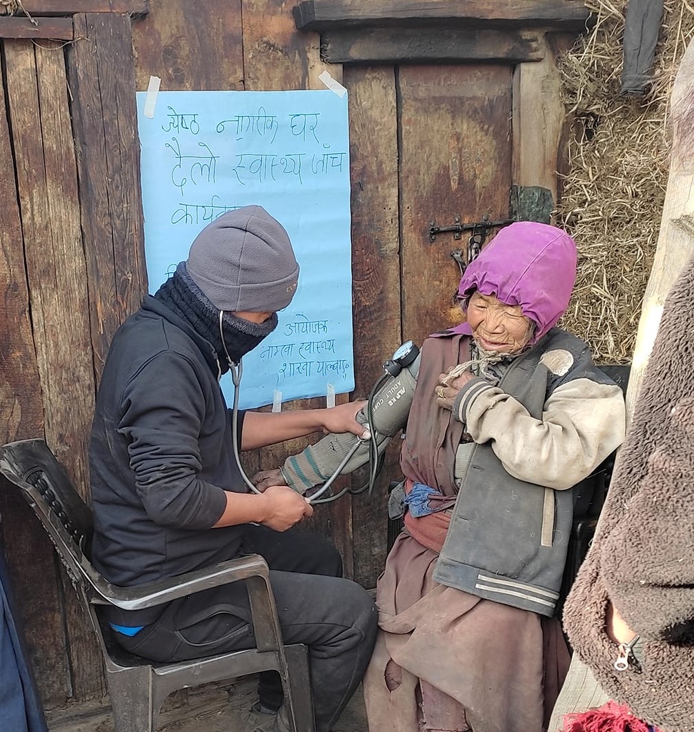 बिरामीको उपचारका लागि गाउँमै पुगे स्वास्थ्यकर्मी
