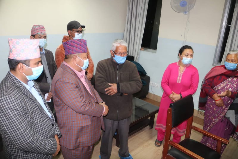 सत्यमाेहन जोशीलाई भेट्न अस्पताल पुगे पर्यटनमन्त्री आले