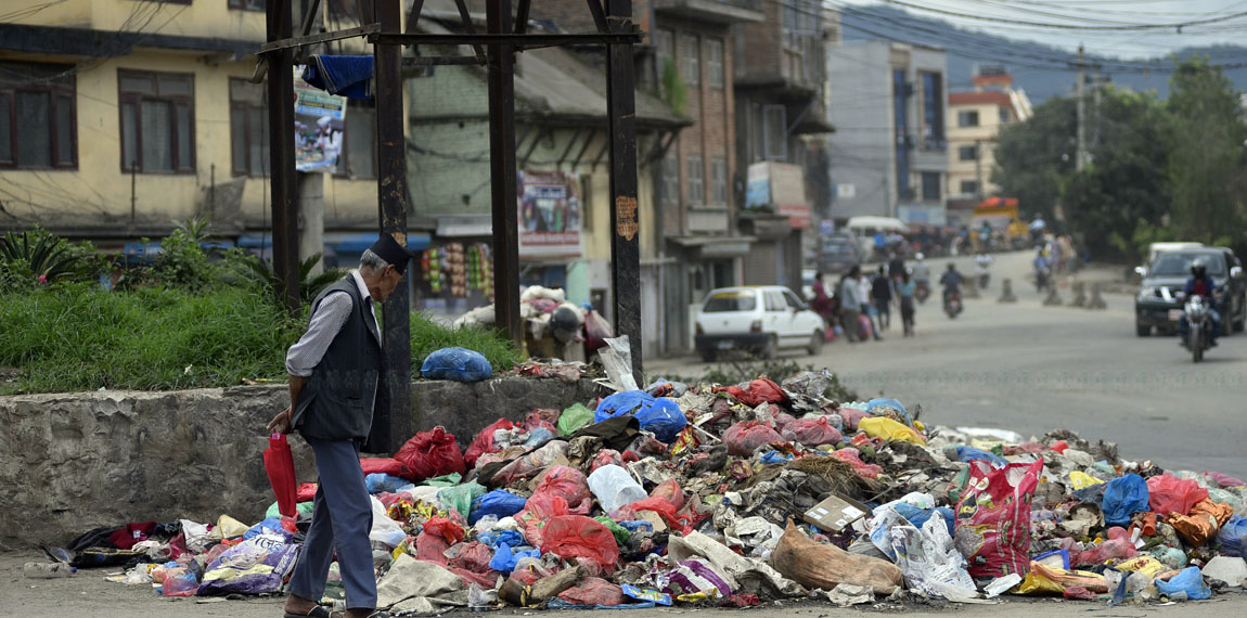 उपत्यकामा एक हप्तादेखि फोहोर उठ्न छाड्यो