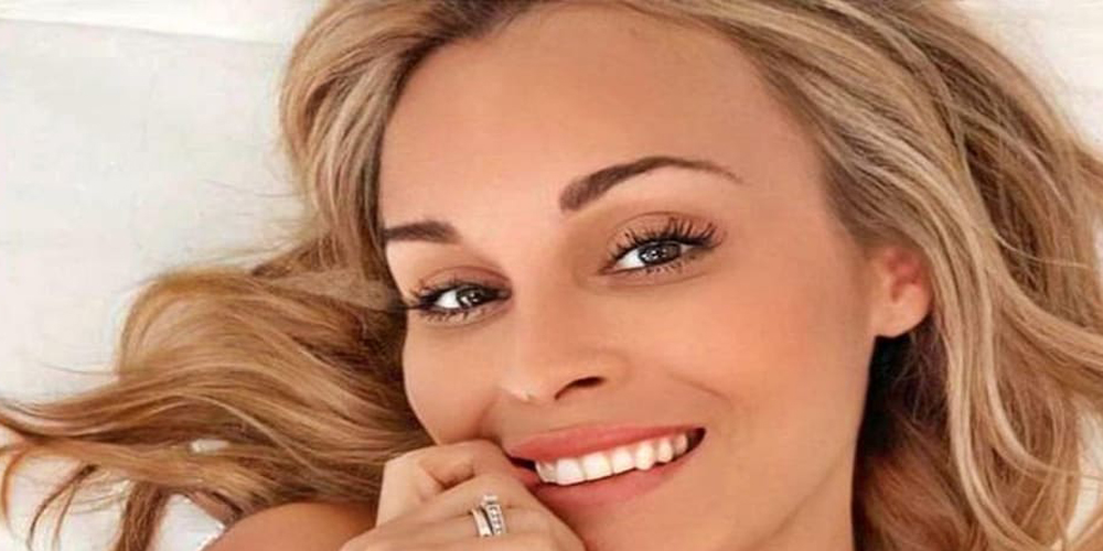 मोडलको दाँतलाई प्रशंसकको २४ लाख रुपैयाँ