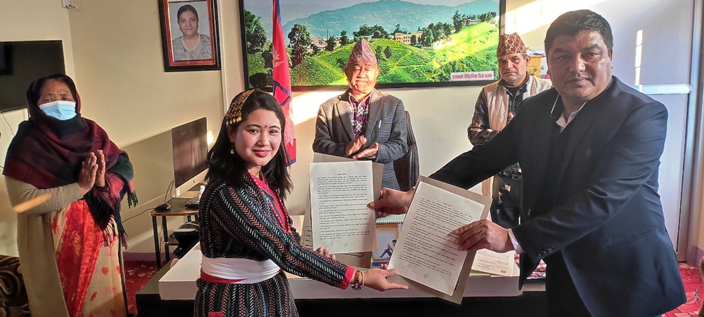 कीर्तिमानी सगरमाथा आरोही पत्रकार महर्जन इलामको पर्यटन सद्भारवना दूत