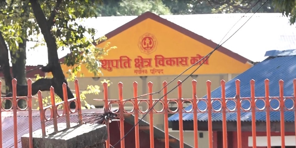 पशुपति क्षेत्रमा अबैध फूल-उपहार पसल र टहरा हटाइँदै