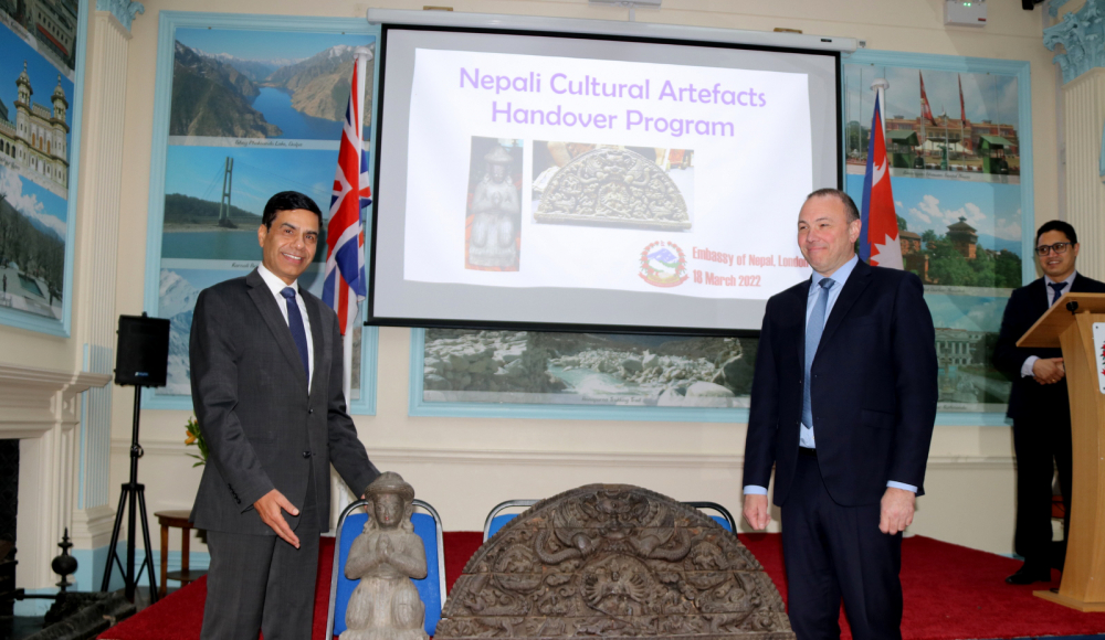 नेपालबाट हराएका दुई मूर्ति बेलायत प्रहरीद्वारा फिर्ता