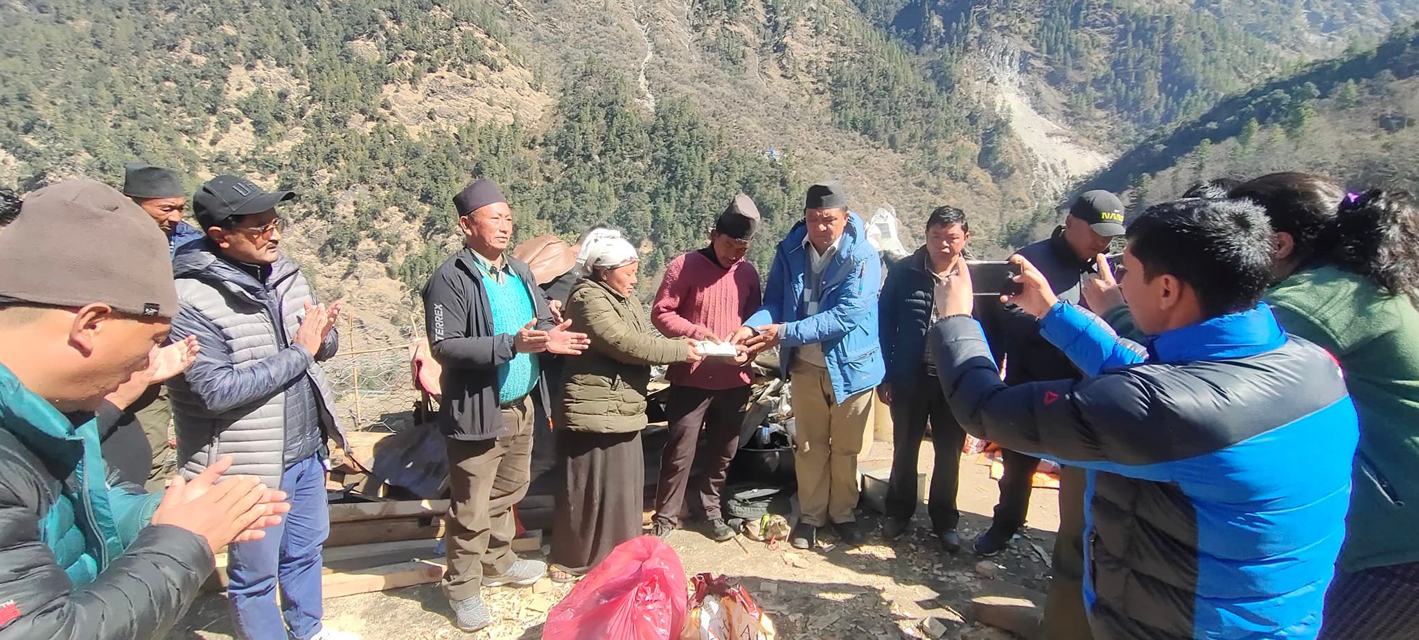 आगलागी पिडितलाई रसुवा कांग्रेसको आर्थिक सहयोग