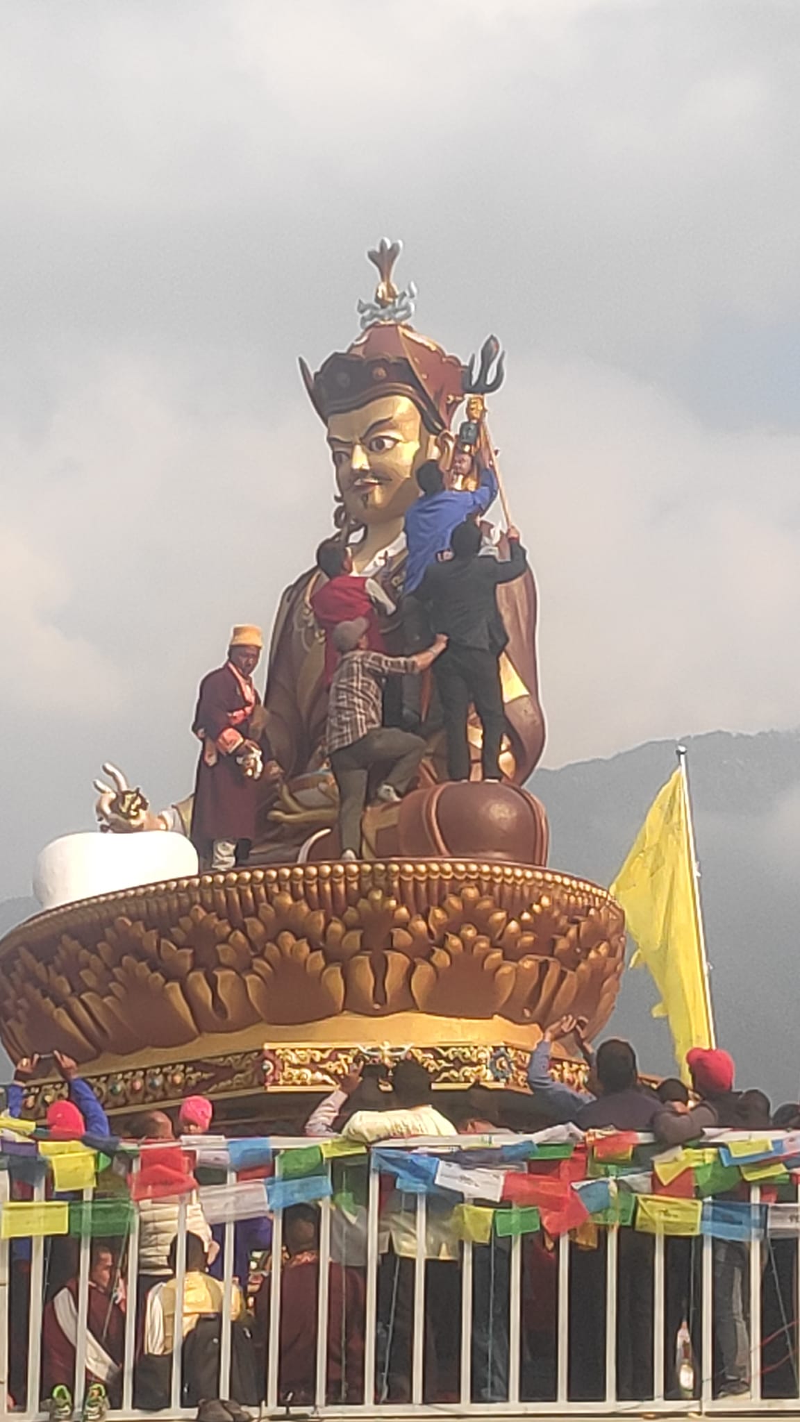 रसुवामा २७ फिट अग्लो गुरु रेन्पोर्छेको मूर्ति निर्माण