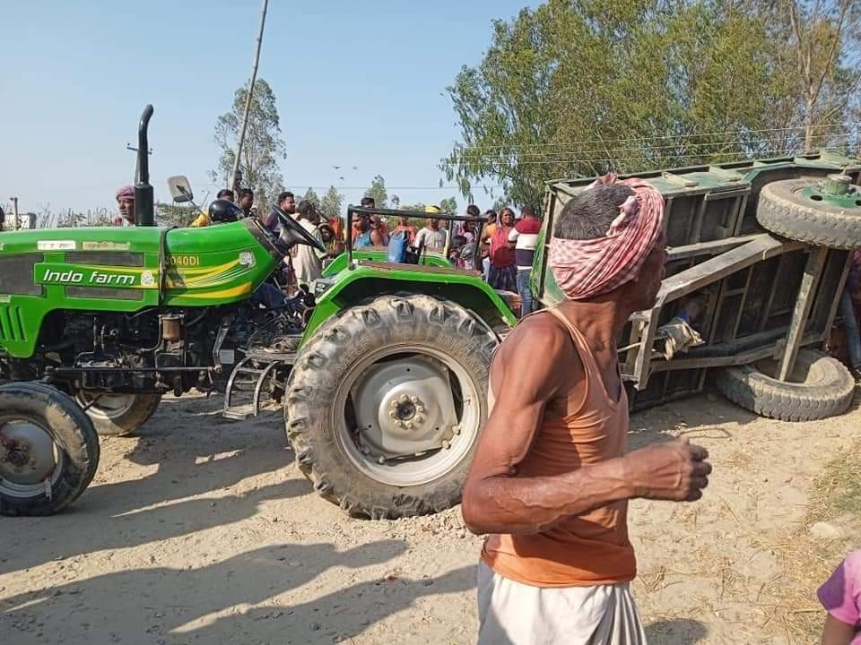 ट्याक्टरको ठक्करबाट एकजनाको मृत्यु, दुईजना गम्भीर घाइते