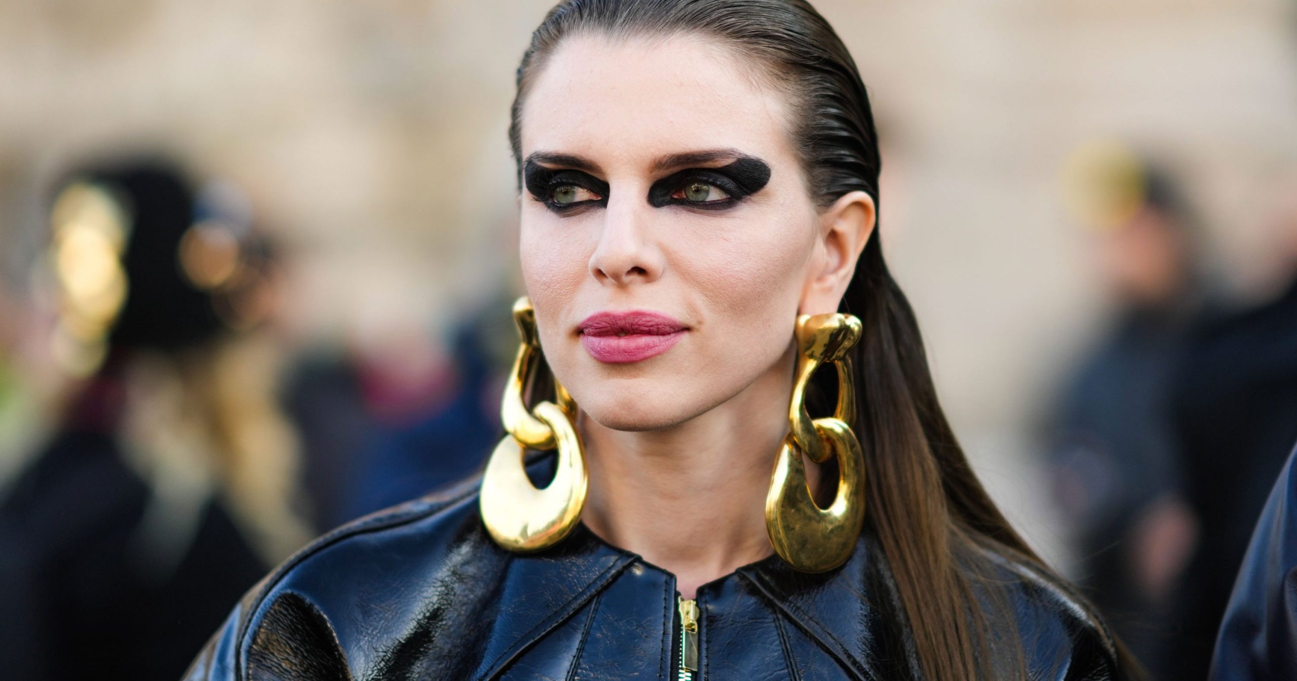 जुलिया फक्ससँग मानव कपालले बनेको पर्स