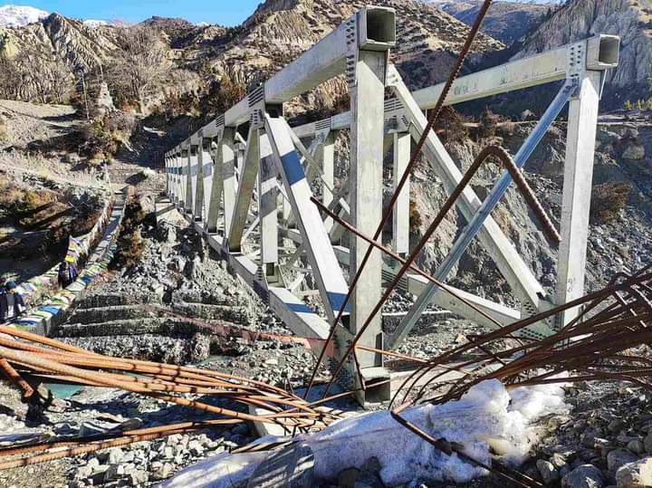 मनाङमा मोटरेबल पुलको निर्माणकाे काम अलपत्र
