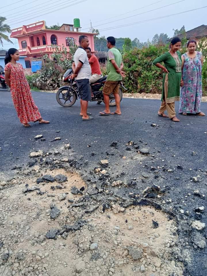 पिच गरेको भोलिपल्टै सडक जिर्ण, स्थानीय आन्दाेलित