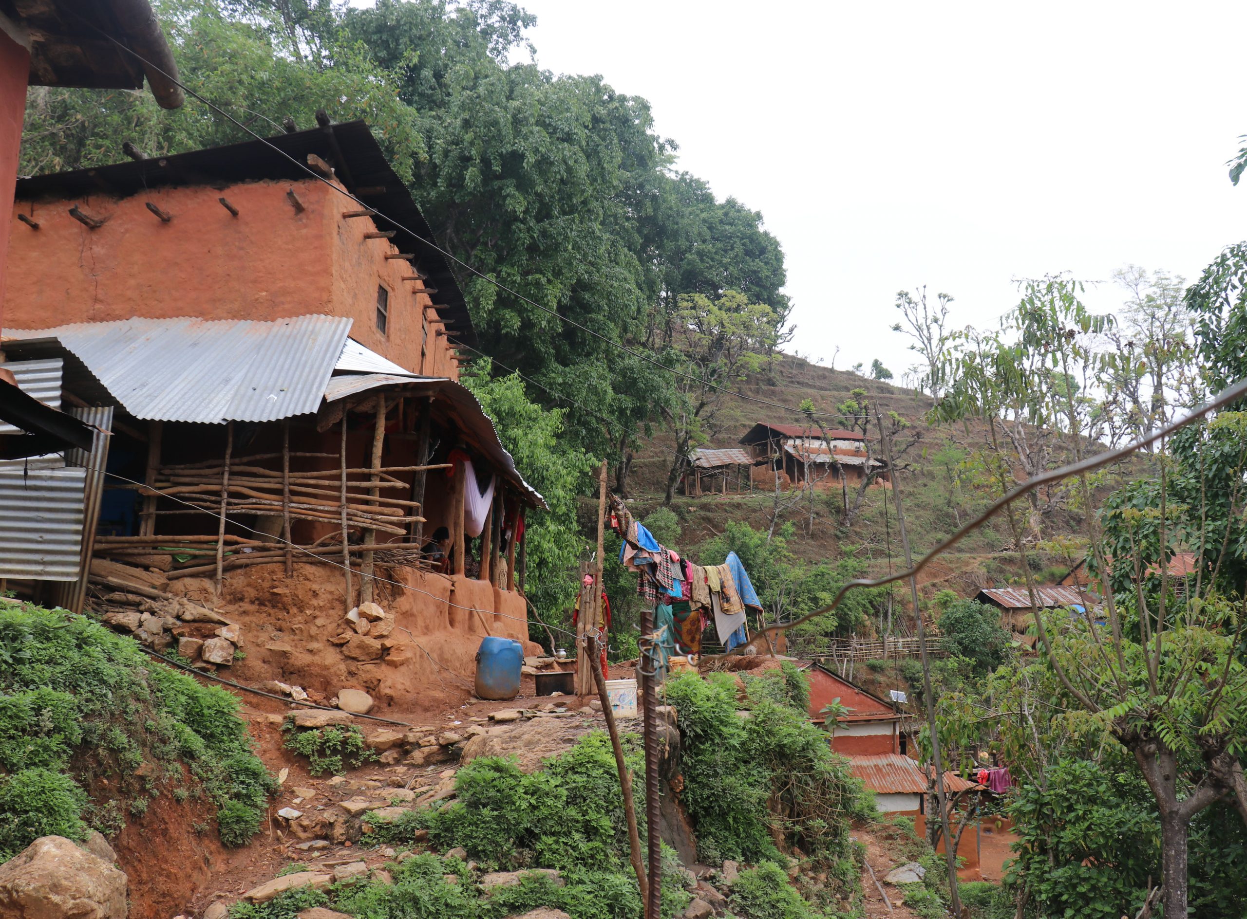 मियाँ गाउँको कथा : धरापमा छन् ओत लाग्ने घरहरू