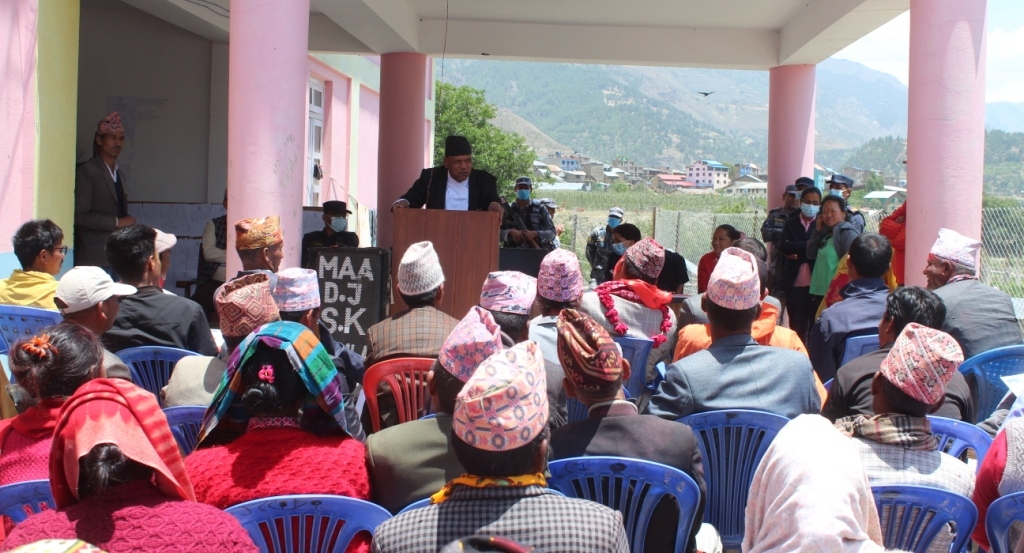 चन्दननाथका नवनिर्वाचित जनप्रतिनिधिलाई प्रमाणपत्र वितरण