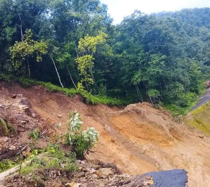 पहिरोले डुम्रे–बेँसीसहर सडकखण्डको उदिपुरमा सडक अवरुद्ध